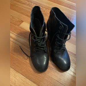 Cork Ease guc black leather lace up prairie heeled combat bootie boots 8.5